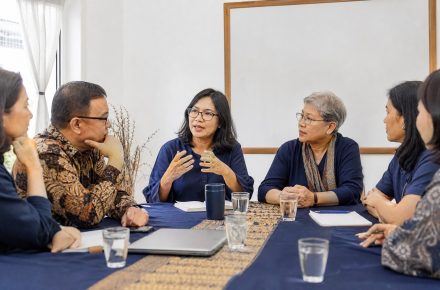 Pengurus komunitas duduk bersama berdiskusi dan mendengarkan masukan anggota